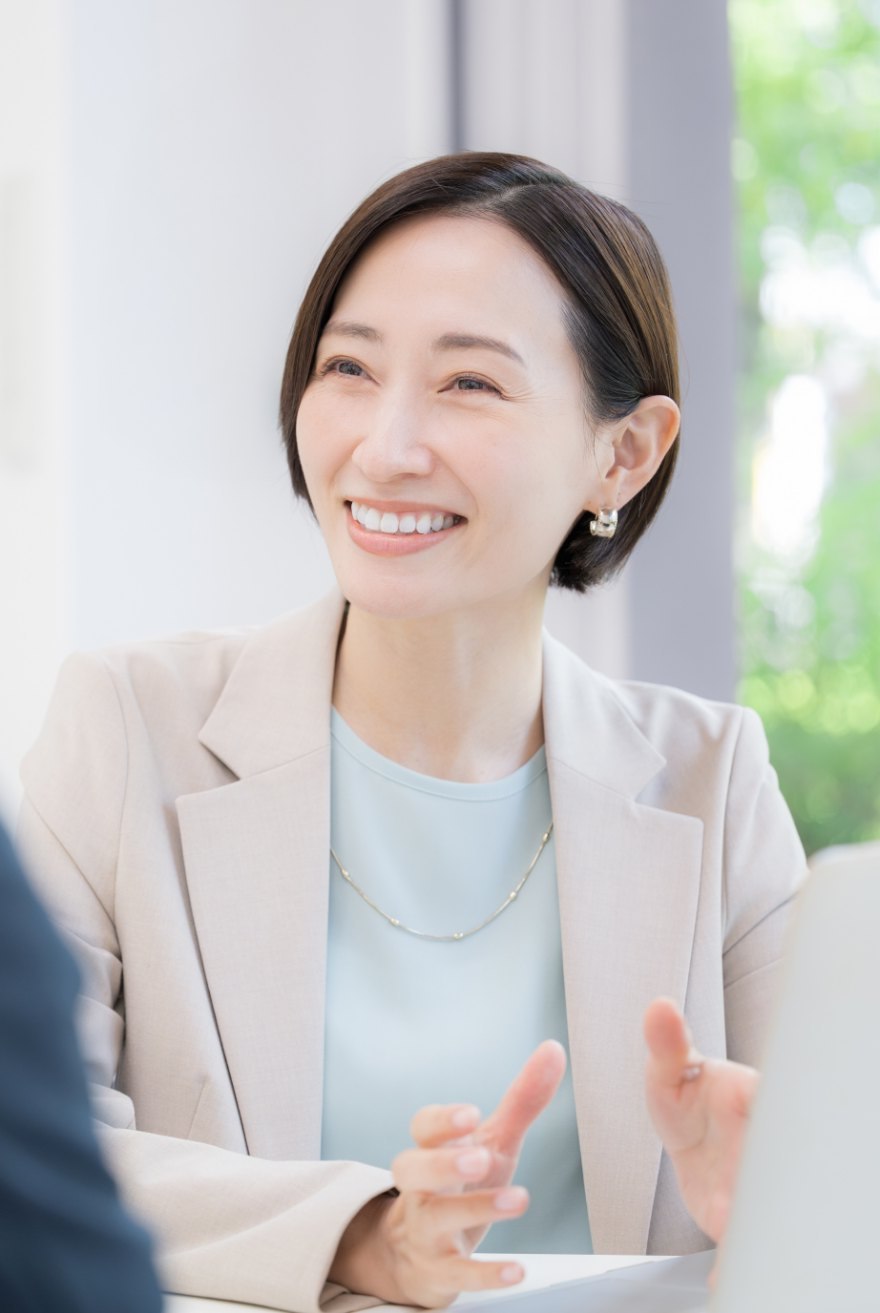 相談員が依頼者の話を笑顔で聞いている様子